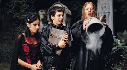 Кадр из фильма "Ночь живых придурков" - 1