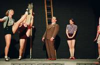 Кадр Миссис Хендерсон представляет