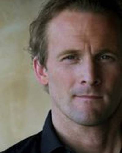 Джулиан Адамс фото