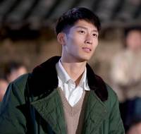 Кадр Под ветвями боярышника