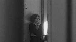 Кадр из фильма "Она провела много времени в свете софитов..." - 1