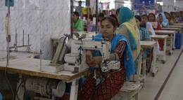 Кадр из фильма "Реальная цена моды" - 2