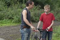 Кадр Мальчик с велосипедом