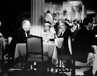 Кадр Эбботт и Костелло встречают полицейских из Кистоуна