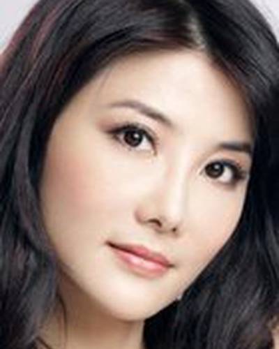 Синтия Кхан фото