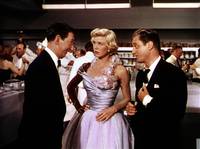 Кадр Апрель в Париже