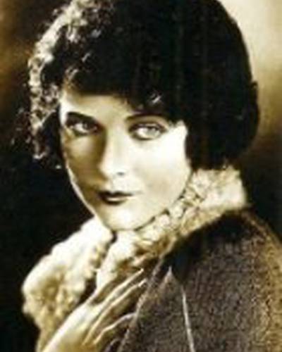 Жаклин Логан фото