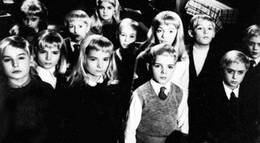 Кадр из фильма "Деревня проклятых" - 2