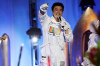 Кадр Восток против Запада