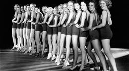 Кадр из фильма "Парад в огнях рампы" - 2