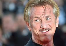 Критики и соцсети высмеяли дебютный роман Шона Пенна