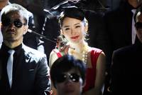 Кадр Восток против Запада