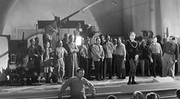 Кадр из фильма "Быть или не быть" - 1