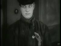 Кадр Девушка с коробкой