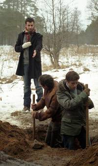 Кадр Трое и снежинка