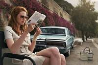 Кадр Дама в очках и с ружьем в автомобиле