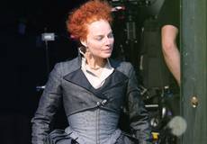 Фото со съемок: Марго Робби не узнать в образе Елизаветы І