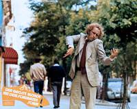 Кадр Высокий блондин в черном ботинке