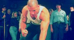 Кадр из фильма "Вышибалы" - 1