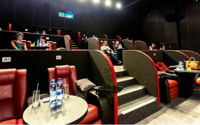 Ешь и смотри: что такое кинозал-ресторан?
