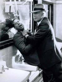 Кадр Человек против толпы