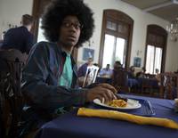 Кадр Уважаемые белые люди