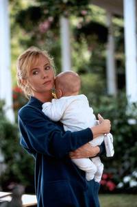 Кадр Рука, качающая колыбель