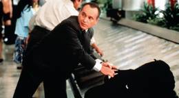 Кадр из фильма "8 голов в одной сумке" - 2