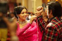 Кадр Ом Шанти Ом