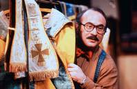 Кадр Услуга, часы и очень большая рыба