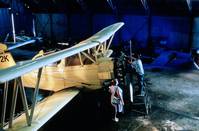 Кадр Розали идет за покупками