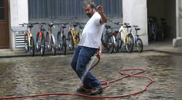 Кадр из фильма "Женщина во дворе" - 1