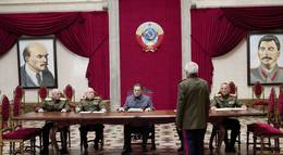 Кадр из фильма "Столетний старик, который вылез в окно и исчез" - 1