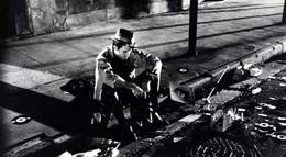 Кадр из фильма "Вне закона" - 1