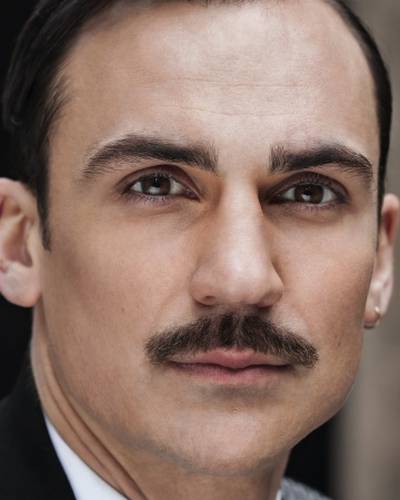 Генри Ллойд-Хьюз фото