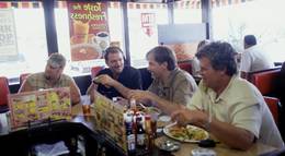 Кадр из фильма "Комедийный тур голубых воротничков" - 2