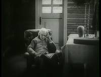 Кадр Девушка с коробкой