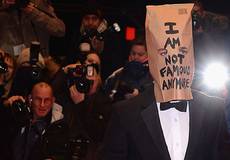 Шайа ЛаБаф пришел на фестиваль с пакетом на голове