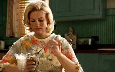 Праздничный позитив: самые веселые гифки из сериалов