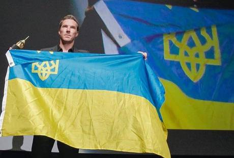 Бенедикт Камбербэтч развернул украинский флаг на кинофестивале в Санта-Барбаре