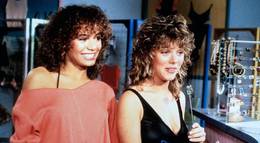 Кадр из фильма "Магазин бикини в Малибу" - 2