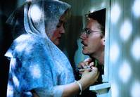 Кадр Розали идет за покупками