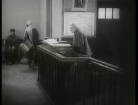 Кадр Девушка с коробкой