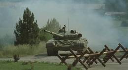 Кадр из фильма "Красный грузовик серого цвета" - 1