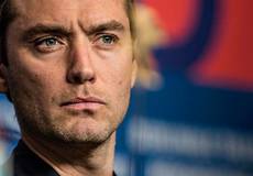 Джуд Лоу накажет хитроумных дельцов в суде