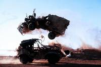 Кадр Безумный Макс 3: Под куполом грома