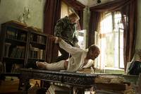 Кадр Мужчины и куры