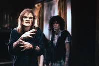 Кадр Люди под лестницей