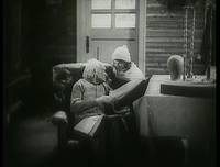 Кадр Девушка с коробкой