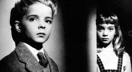 Кадр из фильма "Деревня проклятых" - 1